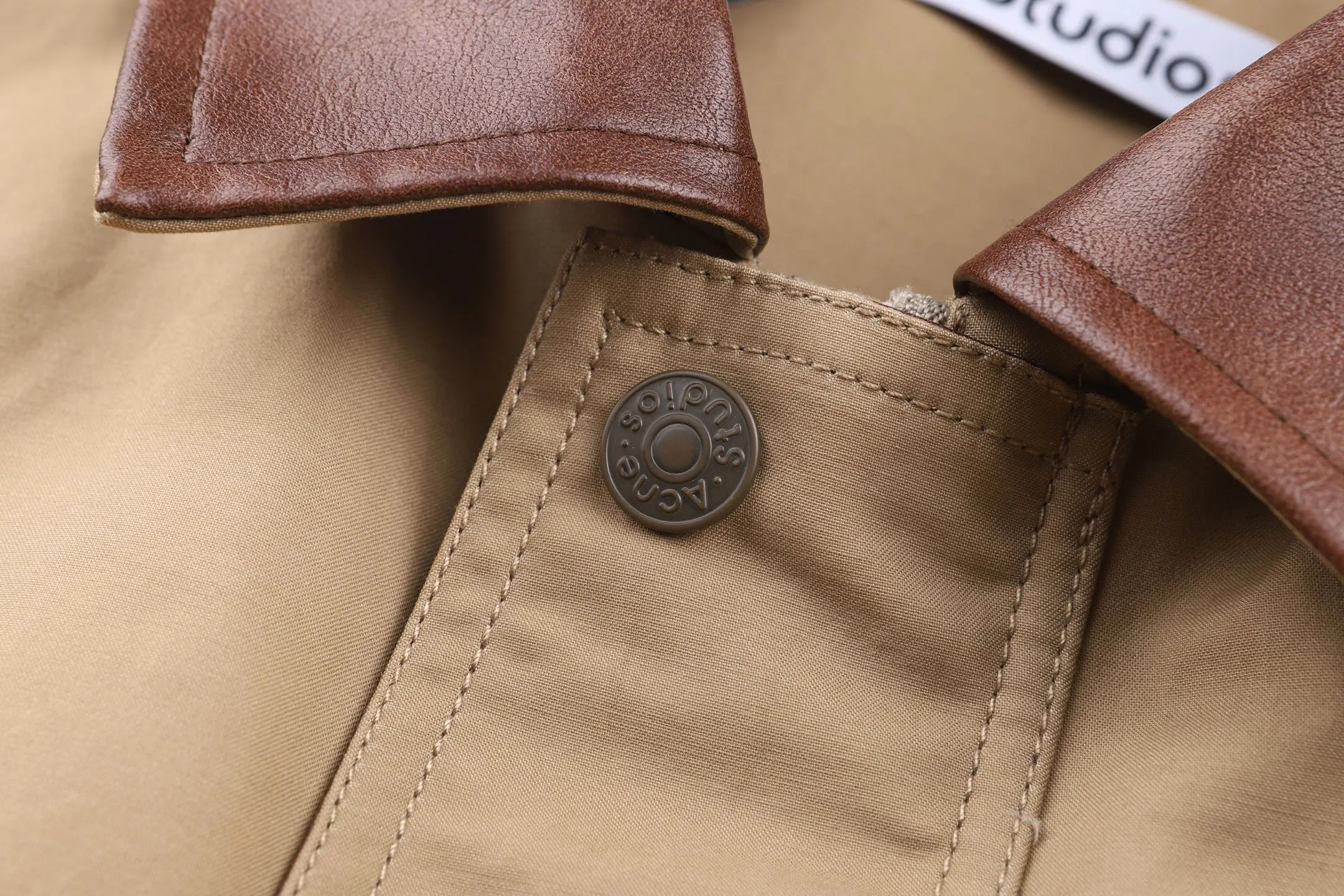 Acne Studio 25FW leather logo twill jacket ●Purchased and developed by Authentic 9500 ●100% fine cotton high-density plain woven fabric ●Cotton twill woven lining ●Padding Washed cotton ●Meli PU leather ●Template embroidery ●Fabric enzyme washing ●Customized 1:1 leather tag ●Customized 1:1 buttons ●Customized 1:1 zipper ●Customized 1:1 rope ●Customized 1:1 trademark ●Loose fit ●Size: 42 44 46 48 ●Style number: 2130/3C#10